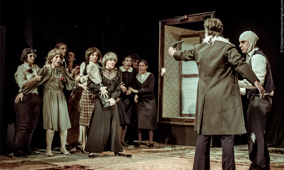 Detrás de Marcelo Savignone